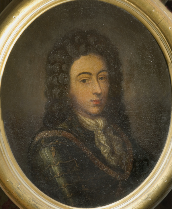 Portret olejny młodego mężczyzny w ciemnej peruce na głowie. Mężczyzna ma pociągłą twarz, długi nos, ciemne brwi i ciemne oczy. Ma poważny wyraz twarzy. Ubrany jest w zbroję. Jest to portret królewicza Jakuba Ludwika Sobieskiego. 