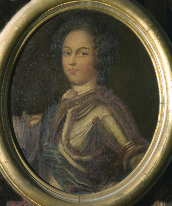 Portret młodego mężczyzny w półdługich włosach. Mężczyzna ubrany jest w zbroję rycerską. Przy szyi ma zawiązaną białą chustkę. Jest to portret królewicza Konstantego Władysława Sobieskiego.