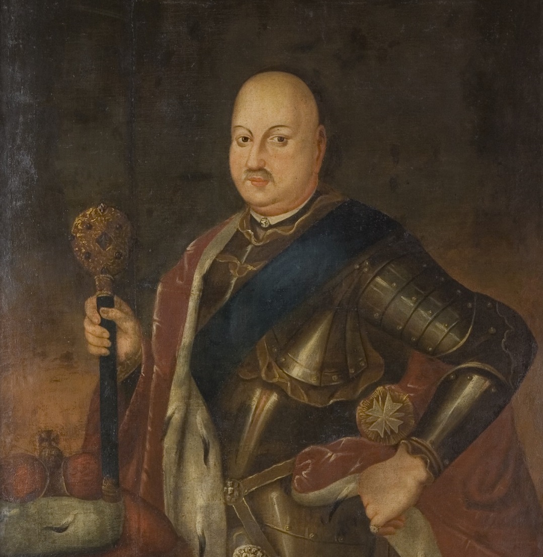 Historyczny portret łysego mężczyzny z wąsami ubranego w ozdobną zbroję, niebieską szarfę i trzymającego berło, z czerwonym płaszczem przewieszonym przez ramię i ozdobnym medalem na piersi. To portret Michała Kazimierza Radziwiłła.
