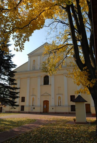 Współczesne kolorowe zdjęcie. Ukazuje kościół podominikański w Wielkich Oczach. Miasteczko Wielkie Oczy należało w XVII wieku do Andrzeja Modrzejowskiego, towarzysza broni Jana Sobieskiego. Modrzejewski sprowadził tu w 1667 roku zakon dominikanów-obserwantów. W 1672 roku brał udział w wyprawie Sobieskiego na czambuły tatarskie, walczył wówczas m.in. pod Niemirowem, w pobliżu Wielkich Oczu. Zginął 12 września 1683 podczas bitwy pod Wiedniem.