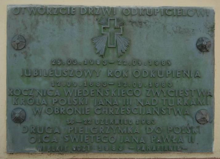 Tablica pamiątkowa 300. rocznicy odsieczy wiedeńskiej w Wielkich Oczach. W 1983 roku na terenie dawnego kościoła dominikanów w Wielkich Oczach parafianie wybudowali kapliczkę z tablicą pamiątkową poświęconą m.in. odsieczy wiedeńskiej. Miasteczko Wielkie Oczy należało w XVII wieku do Andrzeja Modrzejowskiego, towarzysza broni Jana Sobieskiego. Modrzejewski sprowadził tu w 1667 roku zakon dominikanów-obserwantów. W 1672 roku brał udział w wyprawie Sobieskiego na czambuły tatarskie, walczył wówczas m.in. pod Niemirowem, w pobliżu Wielkich Oczu. Zginął 12 września 1683 podczas bitwy pod Wiedniem.
