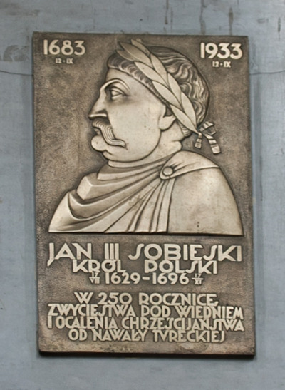 Tablica. Przedstawia portret Jana III Sobieskiego. Król ukazany z wieńcem laurowym na głowie, z profilu. Ma na sobie szatę antyczną. Pod portretem napis: „Jan II Sobieskie, król Polski. W 250 rocznicę zwycięstwa pod Wiedniem i ocalenia chrześcijaństwa od nawały tureckiej”. Tablica pamiątkowa 250. rocznicy odsieczy wiedeńskiej. Znajduje się wewnątrz późnobarokowego kościoła w Lidzie na Białorusi. 