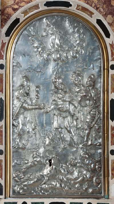Srebrne, zakończone półkoliście drzwiczki do tabernakulum umieszczonego w ołtarzu kościoła św. Jakuba w Caldes, w okolicach Trydentu. W centralnej części kompozycji ukazani zostali cesarz Leopold I Habsburg, król Jan III Sobieski i doża wenecki Marcantonio Giustiniani. Zwróceni są oni ku stojącemu po lewej stronie papieżowi Innocentemu XI, który przekazuje cesarzowi chleb i kielich z winem, co w sposób wyraźny nawiązuje do funkcji tabernakulum. Poniżej ciała pokonanych żołnierzy. W zwieńczeniu drzwiczek ukazano Chrystusa niosącego krzyż.