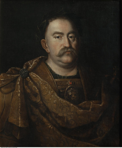 Portret Jana III Sobieskiego. Król namalowany na ciemnym tle w popiersiu. Patrzy na wprost. Ubrany w zbroję antyczną i ozdobny ciemno złoty płaszcz spiety na prawym ramieniu broszą. 