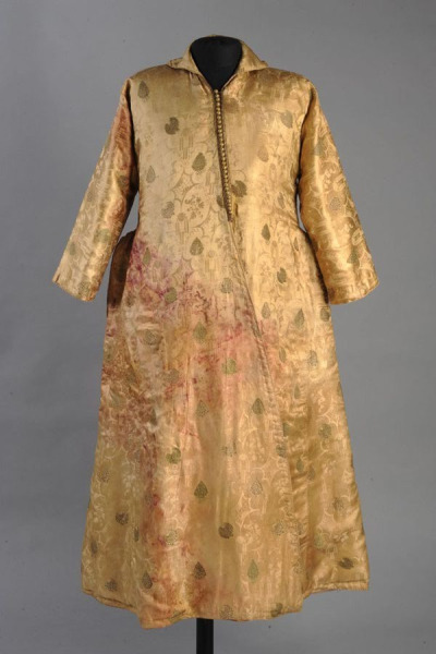 Kaftan po królu Janie III Sobieskim. Ten dobrze zachowany, bogaty kaftan z kolekcji Muzeum Rzemiosła Artystycznego w Budapeszcie według tradycji należał do Jana III Sobieskiego. Król miał przekazać go osobiście palatynowi Węgier, księciu Pawłowi Esterházy’emu. Rzeczywiście w inwentarzu Esterházych z 1725 roku pojawia się wzmianka o kaftanie polskiego króla, przetykanym złotymi kwiatami i wykończonym drobnymi złotymi guziczkami.