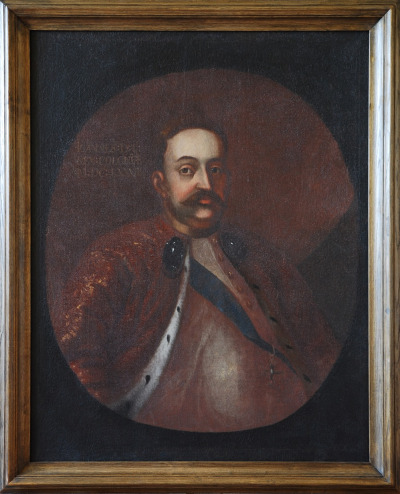 Obraz olejny na płótnie. Przedstawia króla Jana III Sobieskiego ubranego w strój historyczny. Obraz namalowany dość schematycznie. 