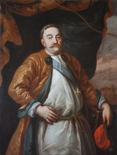 Obraz olejny na płótnie. Zbliżenie na portret. Król Jan III Sobieski przedstawiony jest w pozycji stojącej na tle kotary odsłaniającej widok z okna. Ubrany w jasną szatę przepasaną sznurem i pomarańczowo-złoty kaftan podszyty szarą podszewką. W lewej, opuszczonej ręce trzyma czerwone nakrycie głowy. Obok na stole leży korona - symbol władzy. Kotara ciemna z brązowymi zdobieniami.