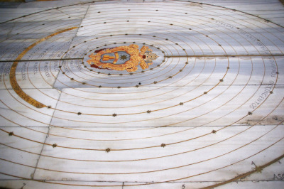 Linea Clementina w rzymskim kościele Santa Maria degli Angeli e dei Martiri jest przyrządem do precyzyjnego wyznaczania astronomicznych pór roku. 

Zbliżenie na fragment. 