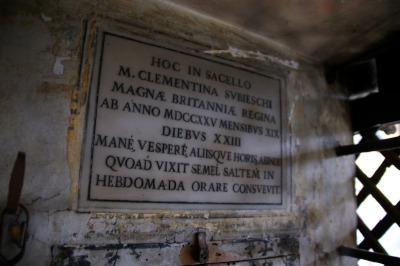 Tablica pamiątkowa informująca, że Maria Klementyna Sobieska z tego miejsca uczestniczyła w liturgii godzin.