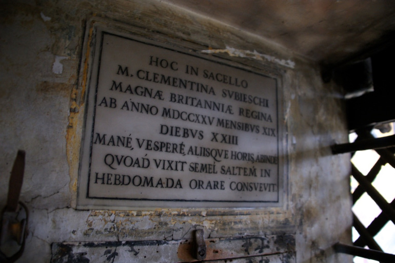 Tablica pamiątkowa informująca, że Maria Klementyna Sobieska z tego miejsca uczestniczyła w liturgii godzin.