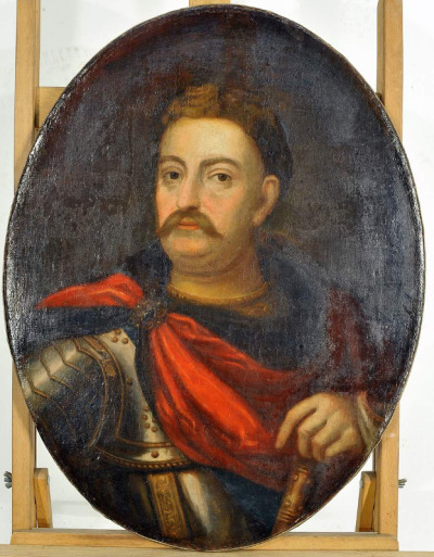 Portret Jana III Sobieskiego w zbroi. Olej na płótnie. Król dumnie patrzy na wprost. W prawej ręce dzierży buławę. Na ramiona ma narzucony czerwony płaszcz.