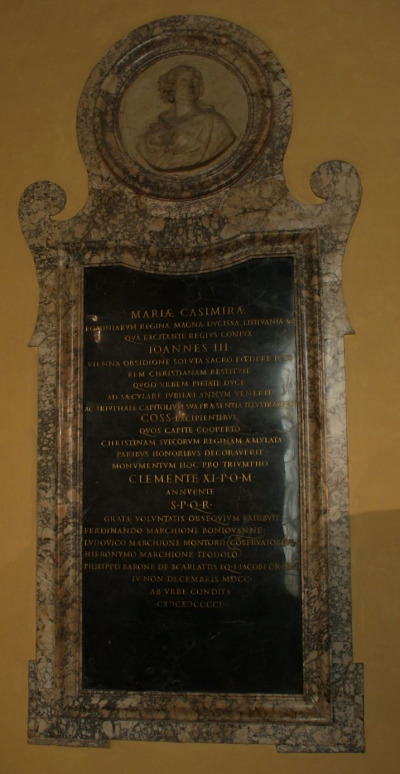 Kolorowe zdjęcie, które przedstawia tablicę upamiętniającą Marię Kazimierę w Palazzo dei Conservatori w Rzymie. 
