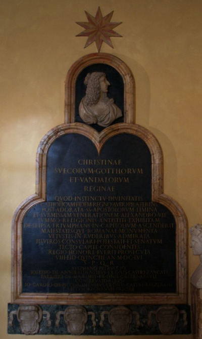 Kolorowe zdjęcie, które przedstawia tablicę upamiętniającą Marię Kazimierę w Palazzo dei Conservatori w Rzymie. 