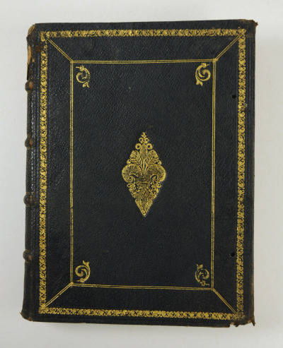 Skórzana, czarna okładka książki. Jest to książka Antoniego de Guevary Horologium Principum, która znajduje się obecnie w zbiorach Biblioteki Elbląskiej im. Cypriana Norwida. Książka z podpisem królowej Marii Kazimiery Sobieskiej. 