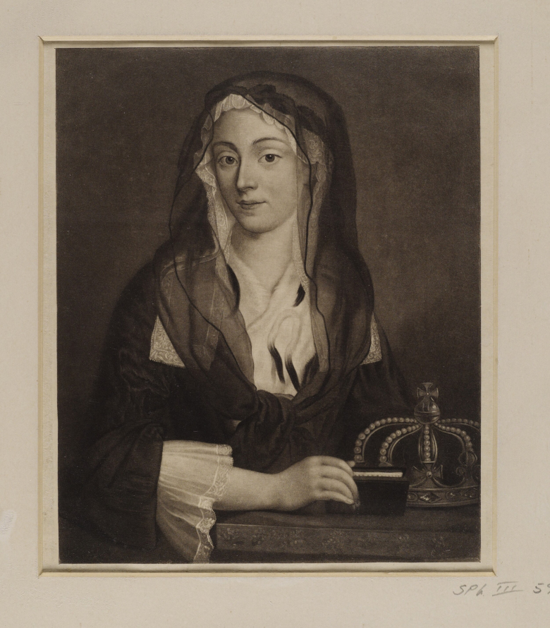 Rycina przedstawia portret szczupłej smutnej kobiety w ciemnej sukni, w welonie zakrywającym głowę, z modlitewnikiem w dłoni opartej o stół, na którym stoi korona