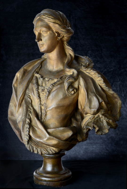 Rzeźbiarskie popiersie przedstawia młodą kobietę w zdobnej sukni i płaszczu, z długimi luźno upiętymi włosami. To Maria Klementyna Sobieska Stuart