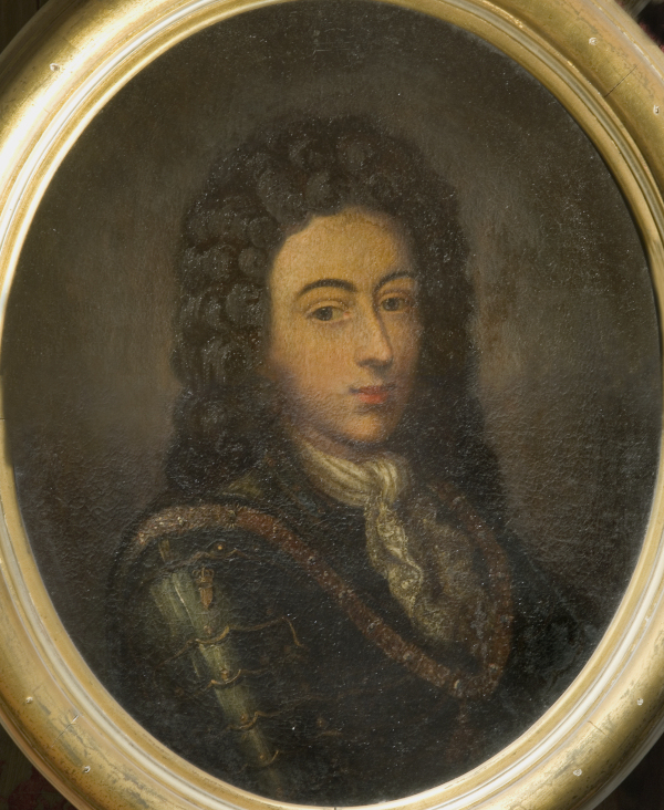Portret olejny młodego mężczyzny w ciemnej peruce na głowie. Mężczyzna ma pociągłą twarz, długi nos, ciemne brwi i ciemne oczy. Ma poważny wyraz twarzy. Ubrany jest w zbroję. Jest to portret królewicza Jakuba Ludwika Sobieskiego. 