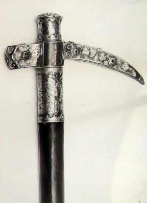 Zbliżenie na fragment tureckiego obucha-nadziaka. Dawna broń wykonana z drewno, stali, skóry, srebra, złota, zdobiona koralami  i turkusami. 